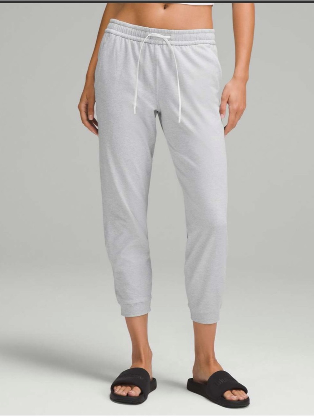 Lululemon • Soft Jersey Classic-Fit Mid-
Rise Jogger *7/8 Length • Size 8